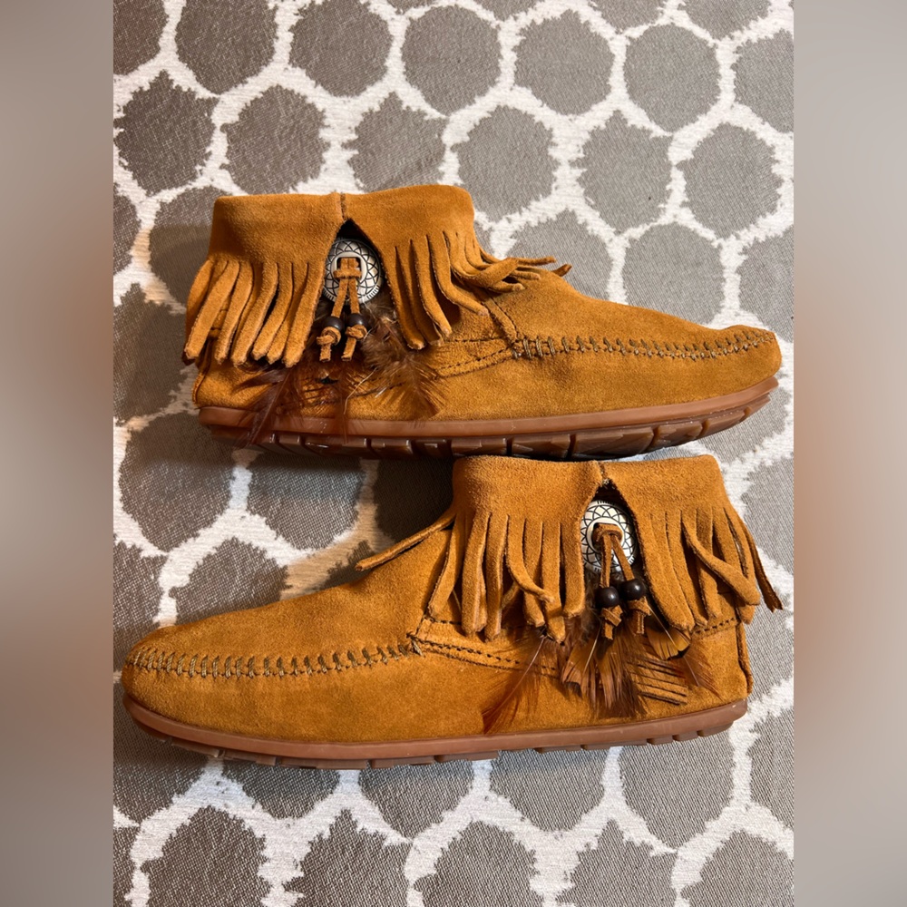 Minnetonka NWOT Tan Fringe Ankle Boots 7 southwestern suede medallion feathers